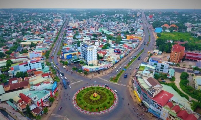 Bình Phước là tỉnh có diện tích lớn nhất Nam Bộ, giáp với các tỉnh Đăk Nông, Đồng Nai, Bình Dương, Lâm Đồng, Tây Ninh