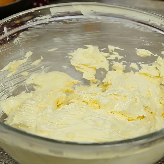 Đánh trứng, bơ, đường và vani cho tan đều