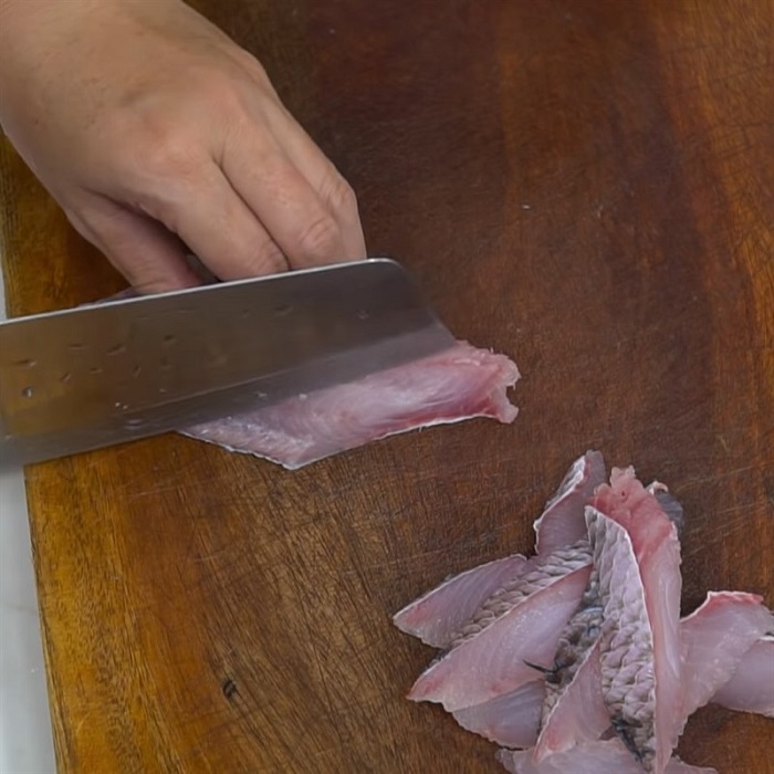 Thịt cá lóc cắt thành từng miếng vừa ăn